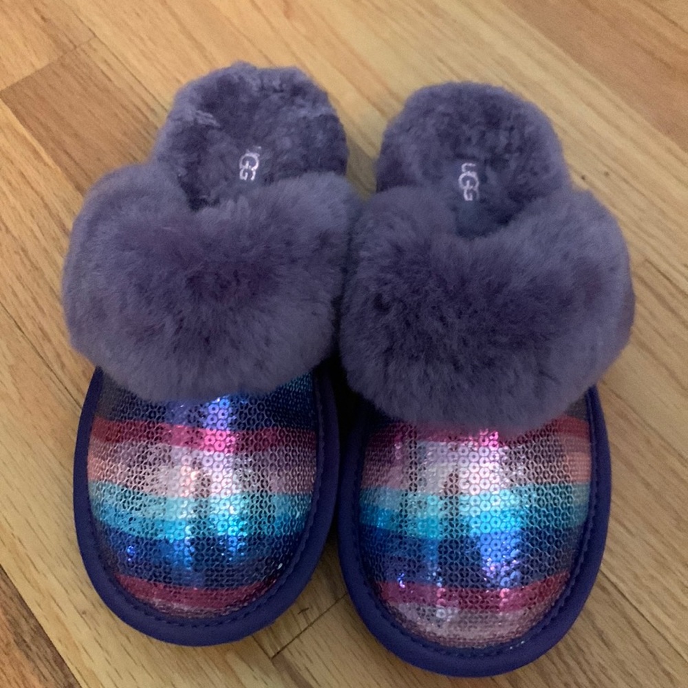 Girls Ugg Clogs/slippers. Size 2. Like new condition.